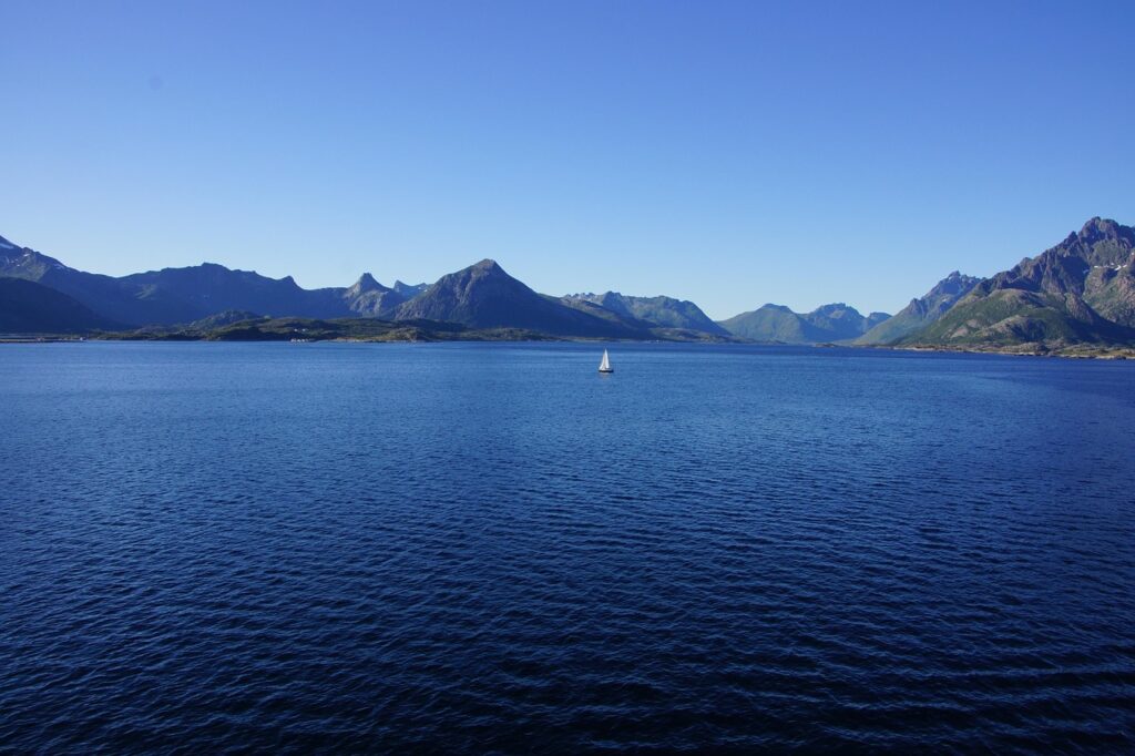 zeilboot middenin een grote baai